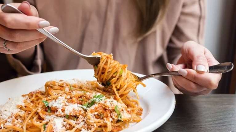 Πάνω από το 45% των θερμίδων μετά τις 5 μ.μ.; Οι σοβαρές επιπτώσεις για την υγεία