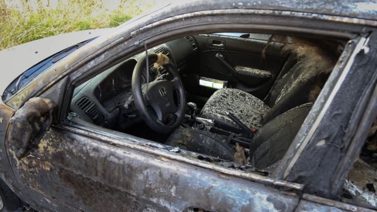 Πυρπόλησαν αυτοκίνητα στην Ευελπίδων - Τι ψάχνει η αστυνομία