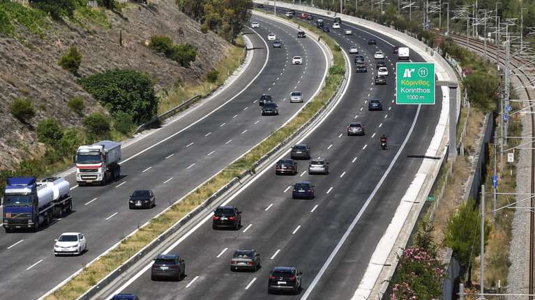 Αγίου Πνεύματος: Μαζική έξοδος των Αθηναίων για το τριήμερο - Αυξημένη κίνηση στην Αθηνών - Κορίνθου [Εικόνες]