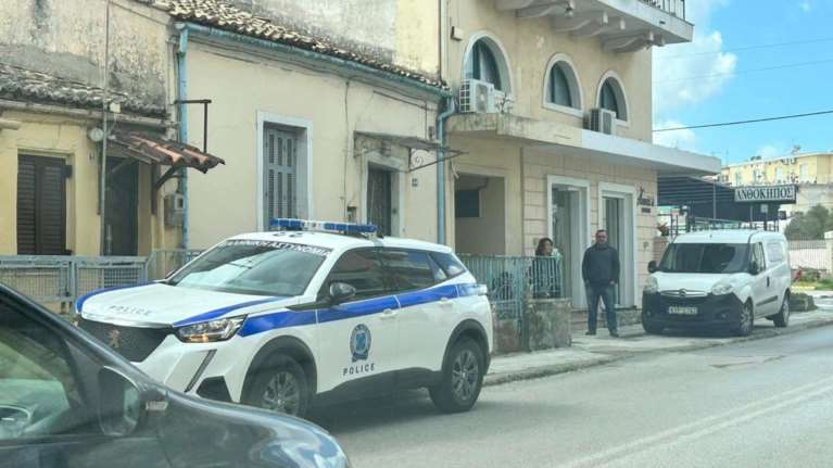 Aπίστευτη τραγωδία στην Κέρκυρα: Νεκρές επί τέσσερις μήνες δύο γυναίκες μέσα στο σπίτι τους στη Γαρίτσα