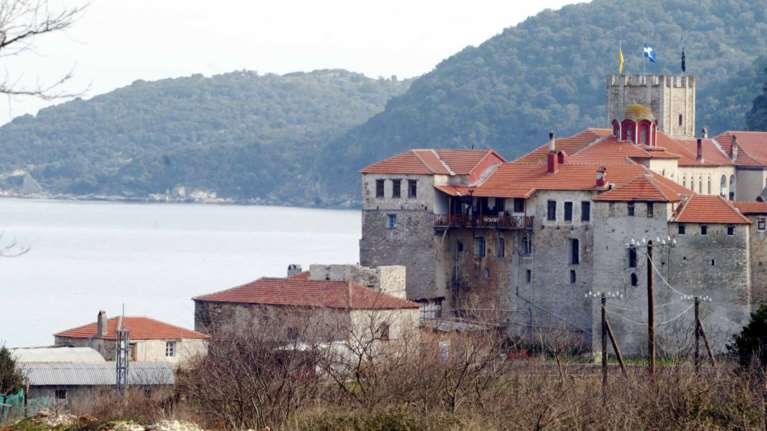 Μονή Εσφιγμένου: Τέσσερα κρούσματα κορονοϊού στο &quot;προπύργιο των αντιεμβολιαστών&quot;