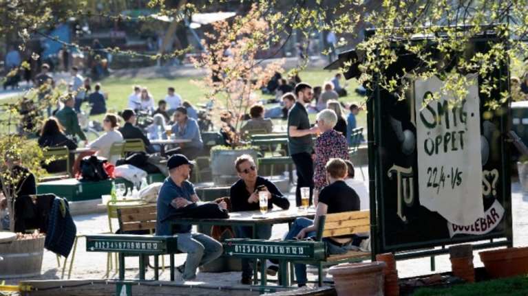 Χάνει το στοίχημα η Σουηδία: Και η οικονομία ασφυκτιά και πολλοί οι νεκροί από τον κορονοϊό