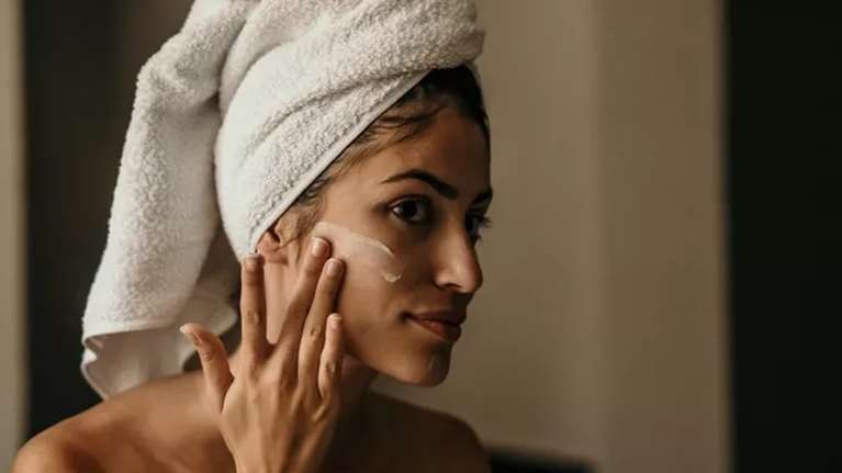 Εγκαύματα, μολύνσεις, ακμή: Γυναίκες αποκαλύπτουν τις σοβαρές συνέπειες από συγκεκριμένα καλλυντικά - ποια είναι και τι λένε οι ειδικοί