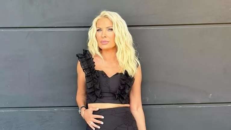 Η Ελένη Μενεγάκη επέλεξε το πιο sexy χρώμα πεντικιούρ - και δεν είναι το κόκκινο