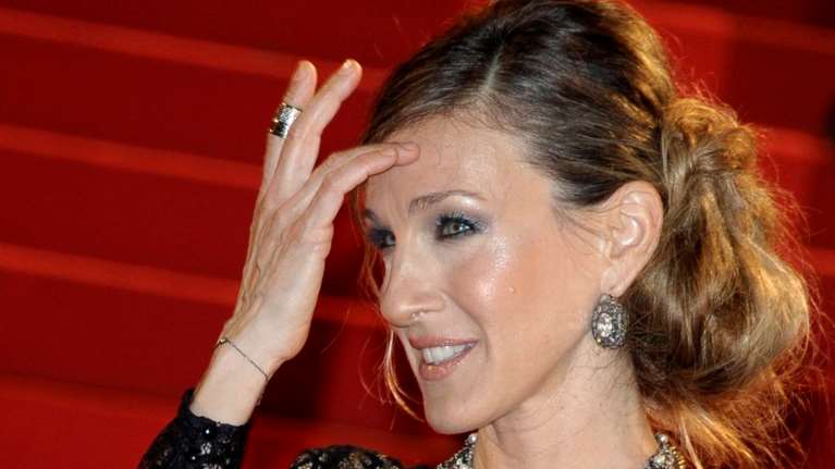 Σάρα Τζέσικα Πάρκερ: 23 χρόνια από τότε που ντύθηκε νύφη - Ο απόλυτα μυστικός γάμος της και το... κατάμαυρο νυφικό [Εικόνες]