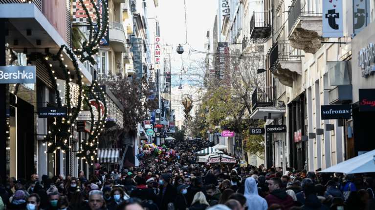 Εορταστικό ωράριο σήμερα και αύριο στα καταστήματα - Η αγορά "ζεστάθηκε" με το δώρο των Χριστουγέννων