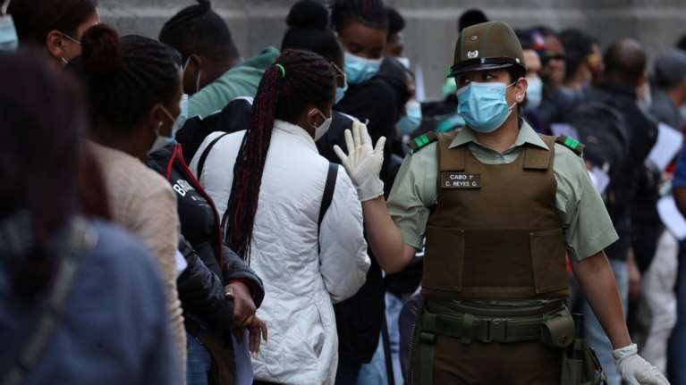 Η Χιλή έχει εμβολιάσει το 50% του πληθυσμού αλλά η πανδημία καλπάζει: 100 νεκροί, 6.600 κρούσματα σε 24 ώρες