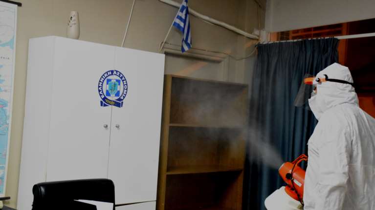 Υγειονομικές &quot;βόμβες&quot; κορονοϊού σε αστυνομικά τμήματα από αθρόα προσέλευση πολιτών