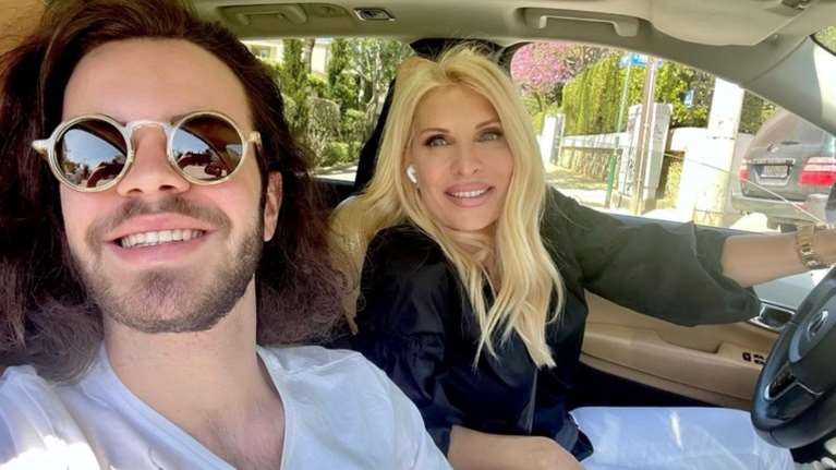 O Άγγελος Λάτσιος ποζάρει με τη μικρή Μαρίνα - Το σπάνιο στιγμιότυπο του 18χρονου γιου της Ελένης Μενεγάκη με τη μικρότερη αδελφή του