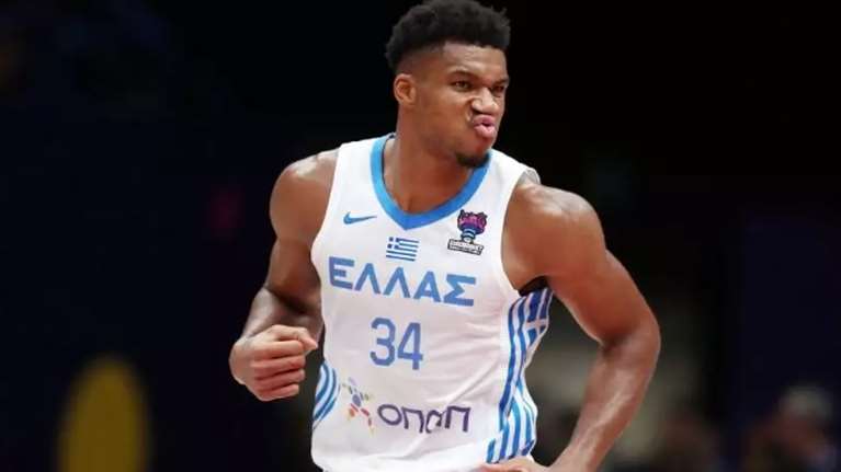 Αντετοκούνμπο: &quot;Αυτή η ομάδα, η φανέλα, η σημαία με έκαναν να ερωτευτώ ξανά το μπάσκετ&quot;