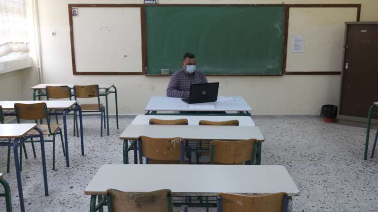 Σχολεία: Με τηλεκπαίδευση τα μαθήματα σε όλες τις βαθμίδες στην Αττική- Τα νέα ωράρια και τι ισχύει με τις απουσίες