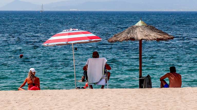 "Σαν χωματερή": Η πιο βρώμικη παραλία στην Ελλάδα, σύμφωνα με τη WWF