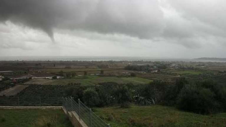 Ηλεία: Ανεμοστρόβιλος σάρωσε στέγες σπιτιών και αυτοκίνητα στη Σπιάντζα Πύργου [Βίντεο]