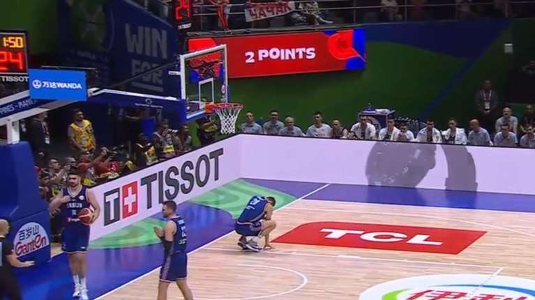 Σοκ στο Μουντομπάσκετ: Σέρβος μπασκετμπολίστας έχασε το νεφρό του μετά από τραυματισμό σε αγώνα [βίντεο]