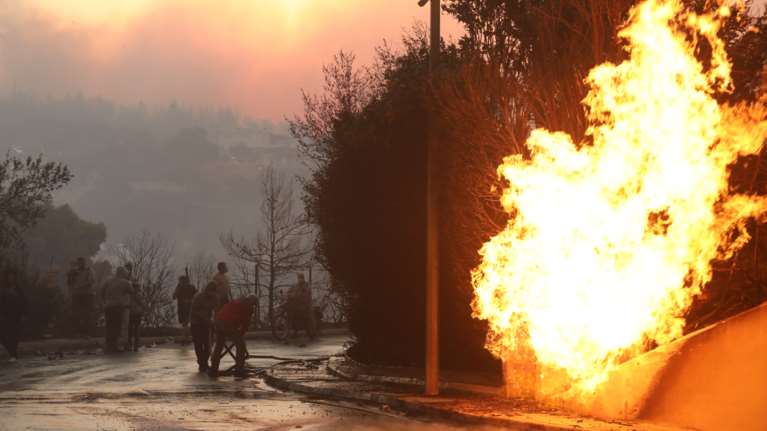 Φωτιά στην Πεντέλη: Εκτός λειτουργίας 4 γραμμές Μέσης Τάσης - Κάηκαν 100 στύλοι - Προβλήματα σε 15.000 καταναλωτές