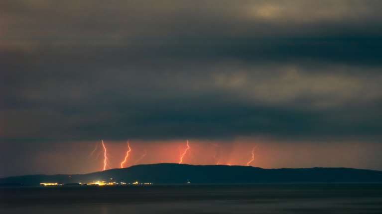 "Genesis": Έπεσαν περισσότεροι από 27.000 κεραυνοί -  Eπιμένει η κακοκαιρία - Πού θα είναι πιο έντονα τα φαινόμενα
