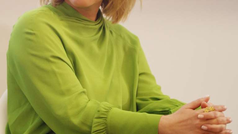 Σία Κοσιώνη: Παιχνίδια με τον σκύλο της στο καλαίσθητο σαλόνι της