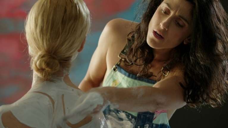 Αλεξία Μπεζίκη: &quot;Να δίνουμε τις μάχες παρά τον φόβο&quot; - Ποια είναι η ηθοποιός-σεναριογράφος που θα παντρευτεί τη σύντροφό της