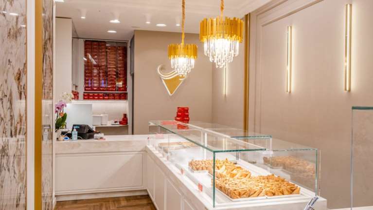 Ενα ελληνικό ζαχαροπλαστείο στα 150 καλύτερα του κόσμου - Με τρίγωνα "κόλαση" και ιστορία 60 χρόνων