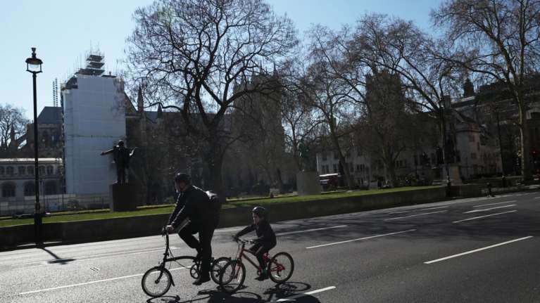 Συναγερμός στη Βρετανία: Στην εντατική πολλά παιδιά με φλεγμονώδες σύνδρομο που συνδέεται με τον κορονοϊό