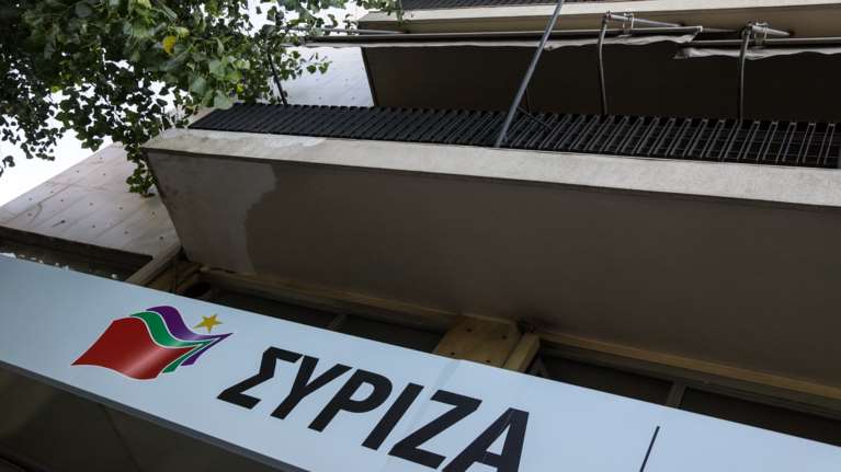 ΣΥΡΙΖΑ: Ο πρωθυπουργός δεν λογαριάζει το Σύνταγμα - Δειλιάζει και τρέμει μπροστά στην Ακροδεξιά του Αντώνη Σαμαρά