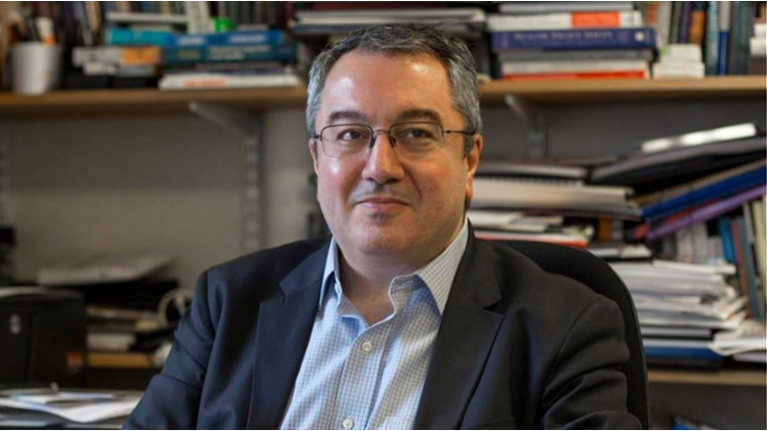 Κορονοϊός: Ο Μόσιαλος εξηγεί γιατί δεν πρέπει να κατεβάζουμε τη μάσκα στο πηγούνι μας