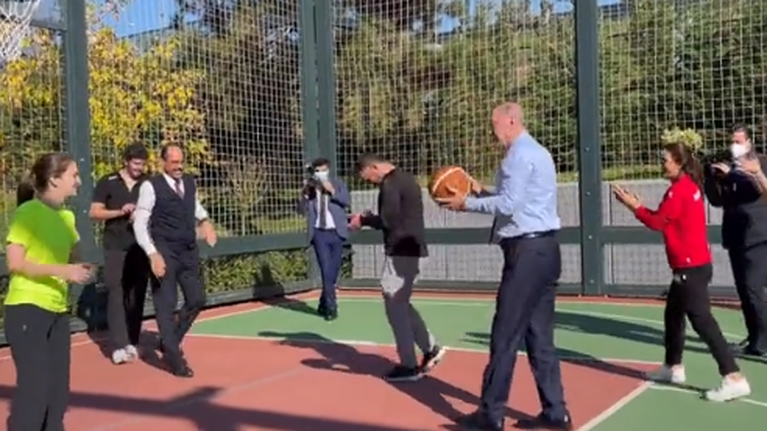 Ερντογάν: Πήγε για...μπάσκετ, μετά τις φήμες για την υγεία του- Αλλά το βίντεο τράβαγε ο φυσικοθεραπευτής του [Βίντεο]