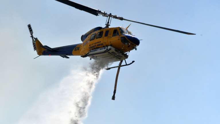 Υπό έλεγχο η φωτιά στη Νέα Ρόδα Χαλκιδικής: Σε επιφυλακή για αναζοπυρώσεις λόγω ισχυρών ανέμων [Βίντεο]