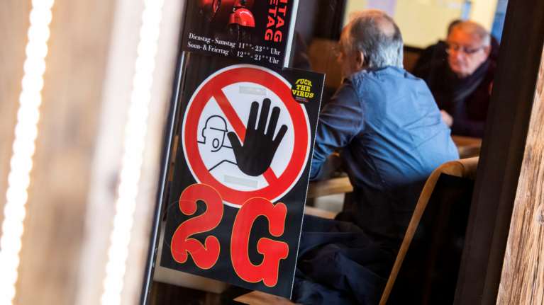 Γερμανία: Τι είναι ο Kανόνας &quot;2G+&quot; που εισάγει η Βαυαρία για να αντιμετωπίσει τον κορονοϊό - Γιατί εφαρμόζεται τώρα