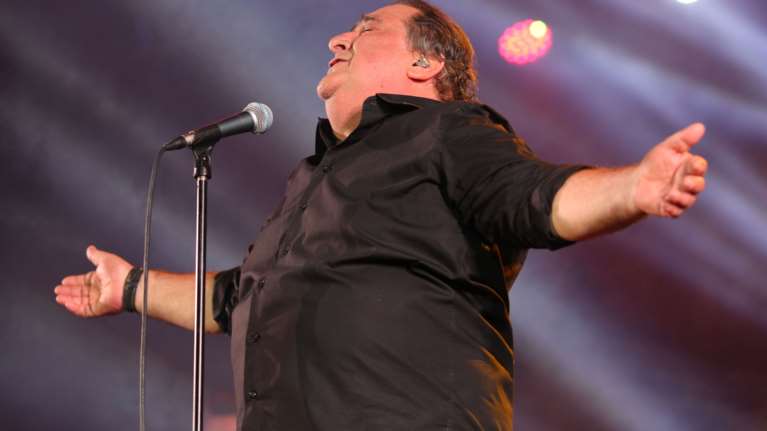 &quot;Ο Βασίλης Καρράς δεν είναι πια μαζί μας&quot;: Τα κόμματα αποχαιρετούν τον λαϊκό τραγουδιστή