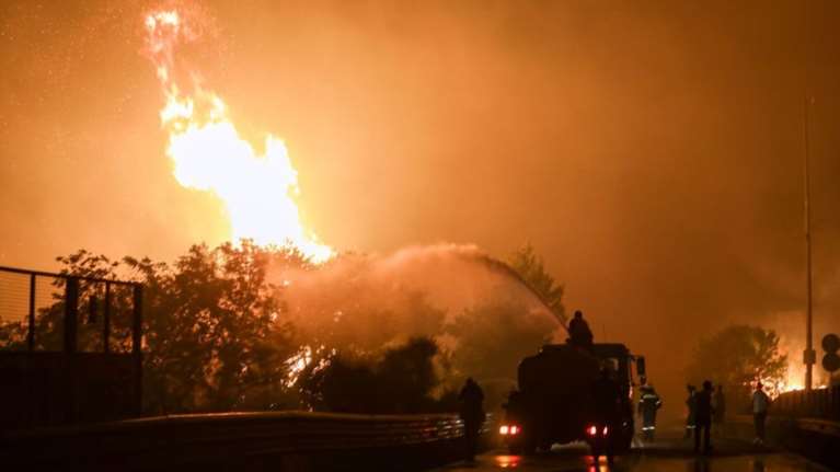 Φωτιά στην Αττική: Ο στρατός με 4 ερπυστριοφόρα ανοίγει αντιπυρική ζώνη στο Καπανδρίτι