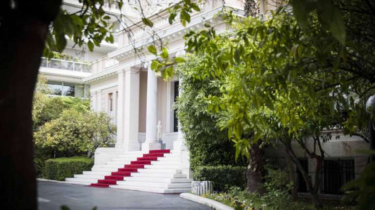 Κυβερνητικοί κύκλοι: Ο Τσίπρας θα βάλει σε καραντίνα τον Παππά ή θα αναλάβει την ευθύνη για το παρακράτος;