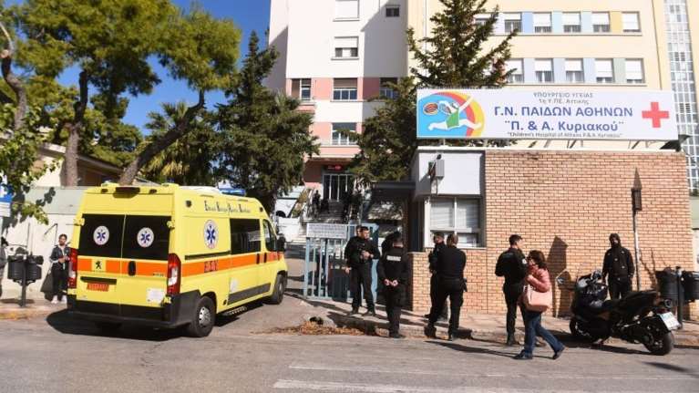 Πυροβολισμοί στο Μαρκόπουλο: ΚΑΡΠΑ επί 45 λεπτά έκαναν οι γιατροί στο Παίδων για να σώσουν το 5χρονο αγοράκι