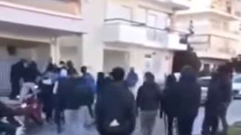 &quot;Ξαναχτύπησαν&quot; οι ακροδεξιοί στον Εύοσμο: Η στιγμή της επίθεσης σε μαθητή έξω από το 2ο ΕΠΑΛ [Βίντεο]