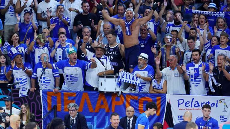 Eurobasket 2025: Σπουδαία κίνηση από τους Έλληνες οπαδούς - Το πανό για τον Ακίλε Πολονάρα