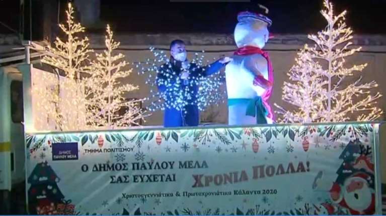 Να τα πούμε; Φορτηγάκι γυρίζει στους δρόμους της Θεσσαλονίκης και λέει τα κάλαντα [βίντεο]