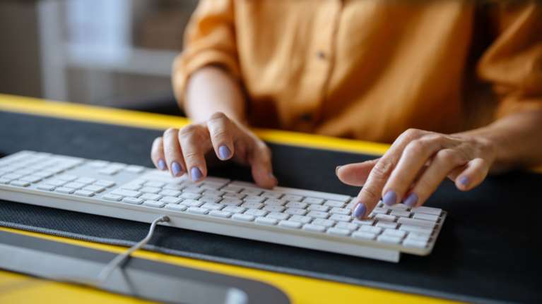 Τι θα κρίνει την επιστροφή των δώρων στο Δημόσιο - Το &quot;παραθυράκι&quot; για 1.000 ευρώ ως 13ο μισθό