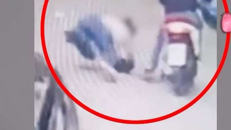 Καρέ-καρέ ληστεία "τσαντάκια": Παρίστανε τον διανομέα και τραβούσε με βία τις τσάντες γυναικών - Βίντεο ντοκουμέντο