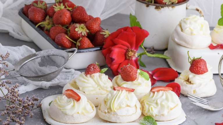 Εορτολόγιο: Ολα τα ονόματα που γιορτάζουν σήμερα, Δευτέρα 5 Μαΐου