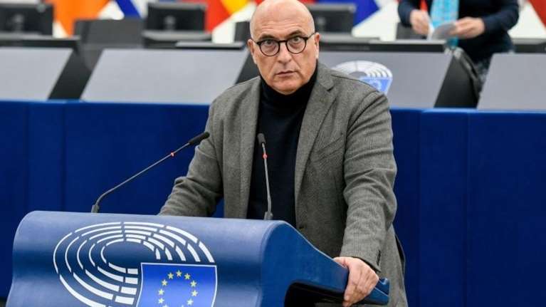 Qatargate: Στις φυλακές της Νάπολης ο ευρωβουλευτής Αντρέα Κοτσολίνο -"Έλαβε χρήματα από τον πρέσβη του Μαρόκου"