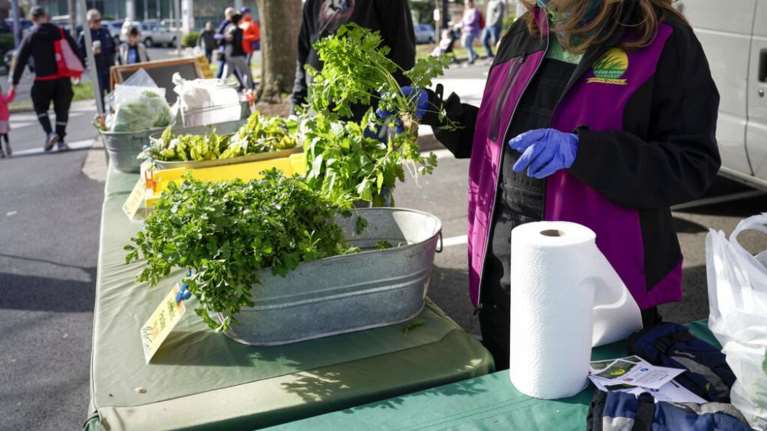 Νοσοκόμα δείχνει πώς μπορούμε να κολλήσουμε ακόμη κι αν φοράμε γάντια