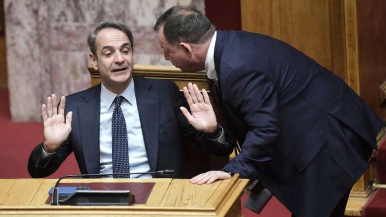 Βουλή: Το τετ-α-τετ Μητσοτάκη με Γιόγιακα - Οι χειρονομίες του πρωθυπουργού όταν του μιλούσε ο βουλευτής [εικόνες]