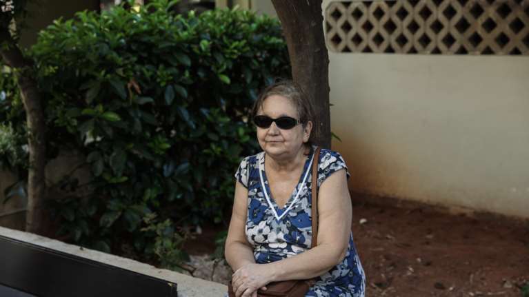 Συνταξιούχος δημοσιογράφος κινδυνεύει να χάσει το σπίτι της- Συγκέντρωση διαμαρτυρίας της ΕΣΗΕΑ έξω από την πολυκατοικία