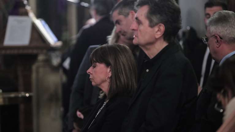 Η Κ. Σακελλαροπούλου στον Ιερό Ναό Αγίας Σοφίας Ακροπόλεως για την Ακολουθία του Επιταφίου