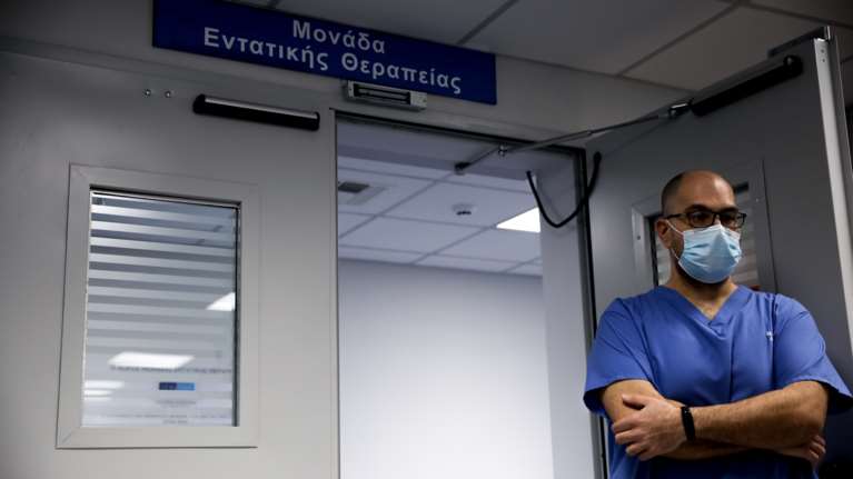 ΕΟΔΥ: Αύξηση κρουσμάτων του κορονοϊού, μείωση παρουσιάζει ο ιός της γρίπης