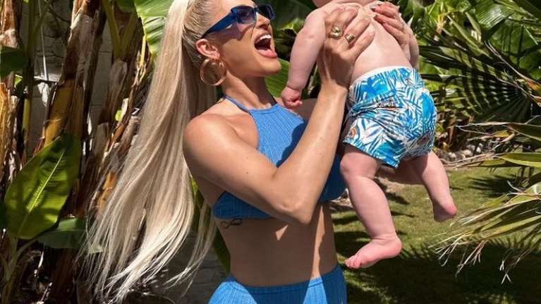 Η Ιωάννα Τούνη θήλασε τον γιο της σε καφετέρια του Μόντε Κάρλο και το Twitter αντιδρά