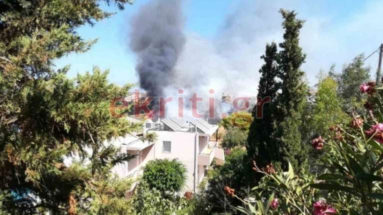 Ηράκλειο- Συγκλονιστική περιγραφή: Έτσι με έσωσαν από τη φωτιά οι αστυνομικοί, πριν πέσουν στη θάλασσα για να σωθούν [Ηχητικό]