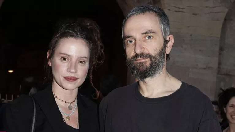 Ο Άρης Σερβετάλης με τη γοητευτική σύζυγό του, Έφη Μπίρμπα, στην Επίδαυρο: Η σπάνια δημόσια εμφάνιση