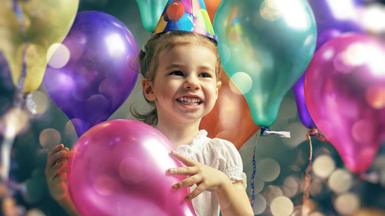 Γιατί στην Ελλάδα δεν αφήνουμε ποτέ τα παιδιά μας μόνα στα παιδικά πάρτι;