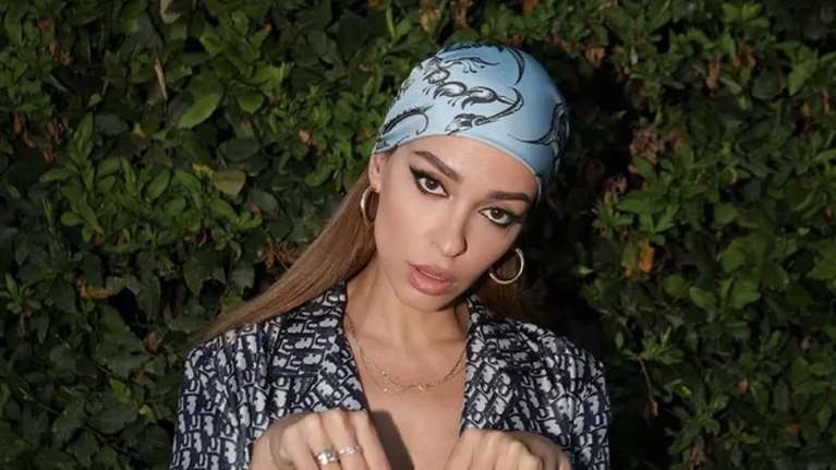 Ελένη Φουρέιρα: Ποζάρει με εφαρμοστό σέξι φόρεμα και η &quot;κοιλίτσα&quot; της είναι άφαντη